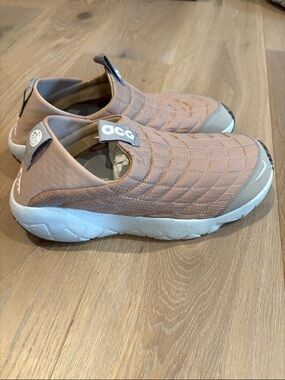 Nike Men’s 8.5 ACG Quilted Slip-On Sneakers in Dusty Rose and Light Gray.